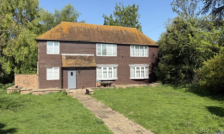 House Sunnyfields Drive in Borough of Swale