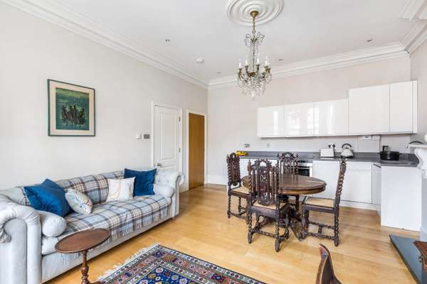 Flat Montague Road in Greater London