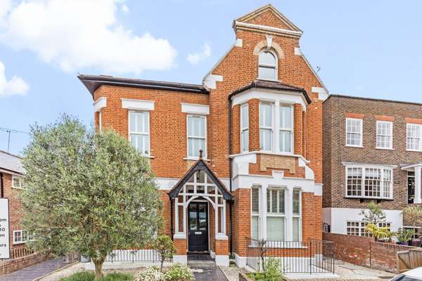 Flat Montague Road in Greater London