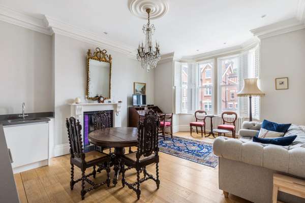 Flat Montague Road in Greater London