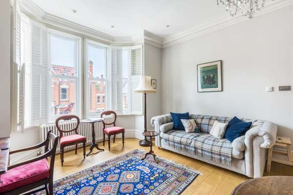 Flat Montague Road in Greater London