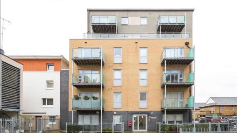 Flat Merchant Street in Greater London