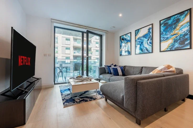 Flat Royal Crest Avenue in Greater London