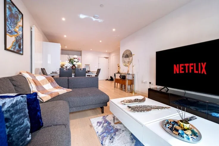 Flat Royal Crest Avenue in Greater London