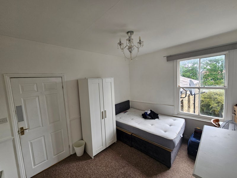 Room Hurstbourne Road in Greater London