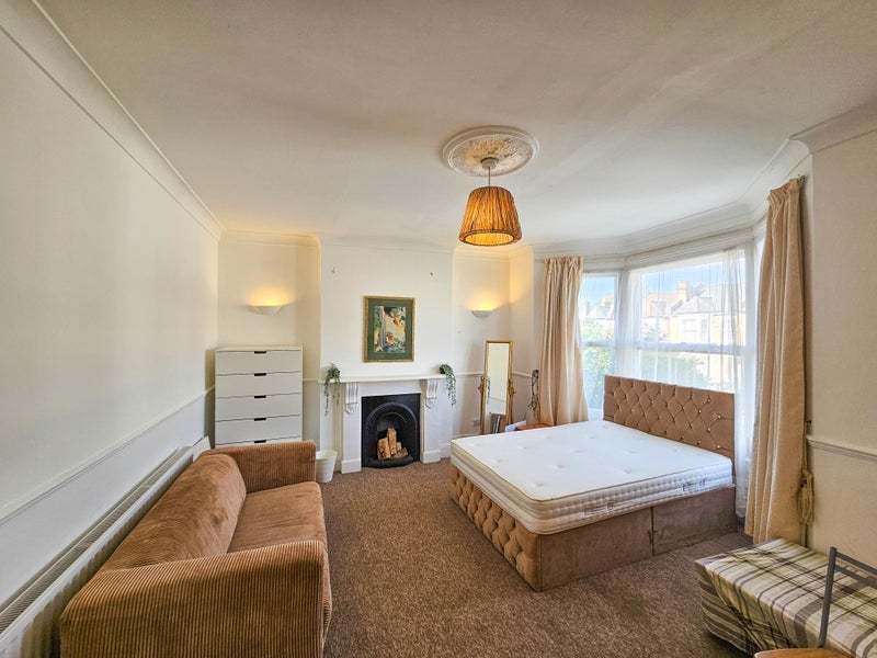 Room Hurstbourne Road in Greater London
