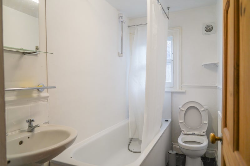 Room Hurstbourne Road in Greater London