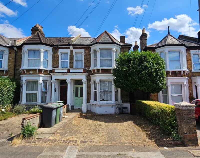 Room Hurstbourne Road in Greater London