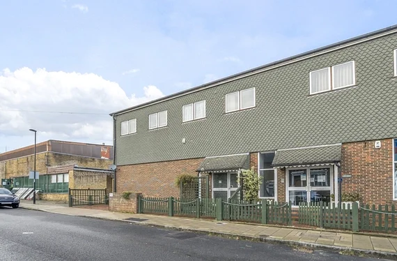 Flat Kemble Road in Greater London