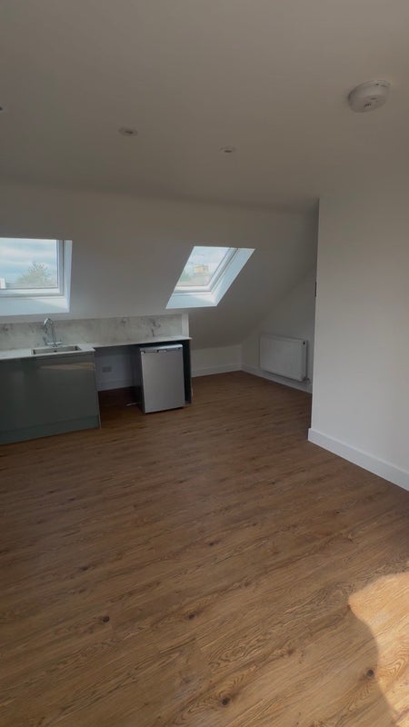 Flat Russell Road in Greater London