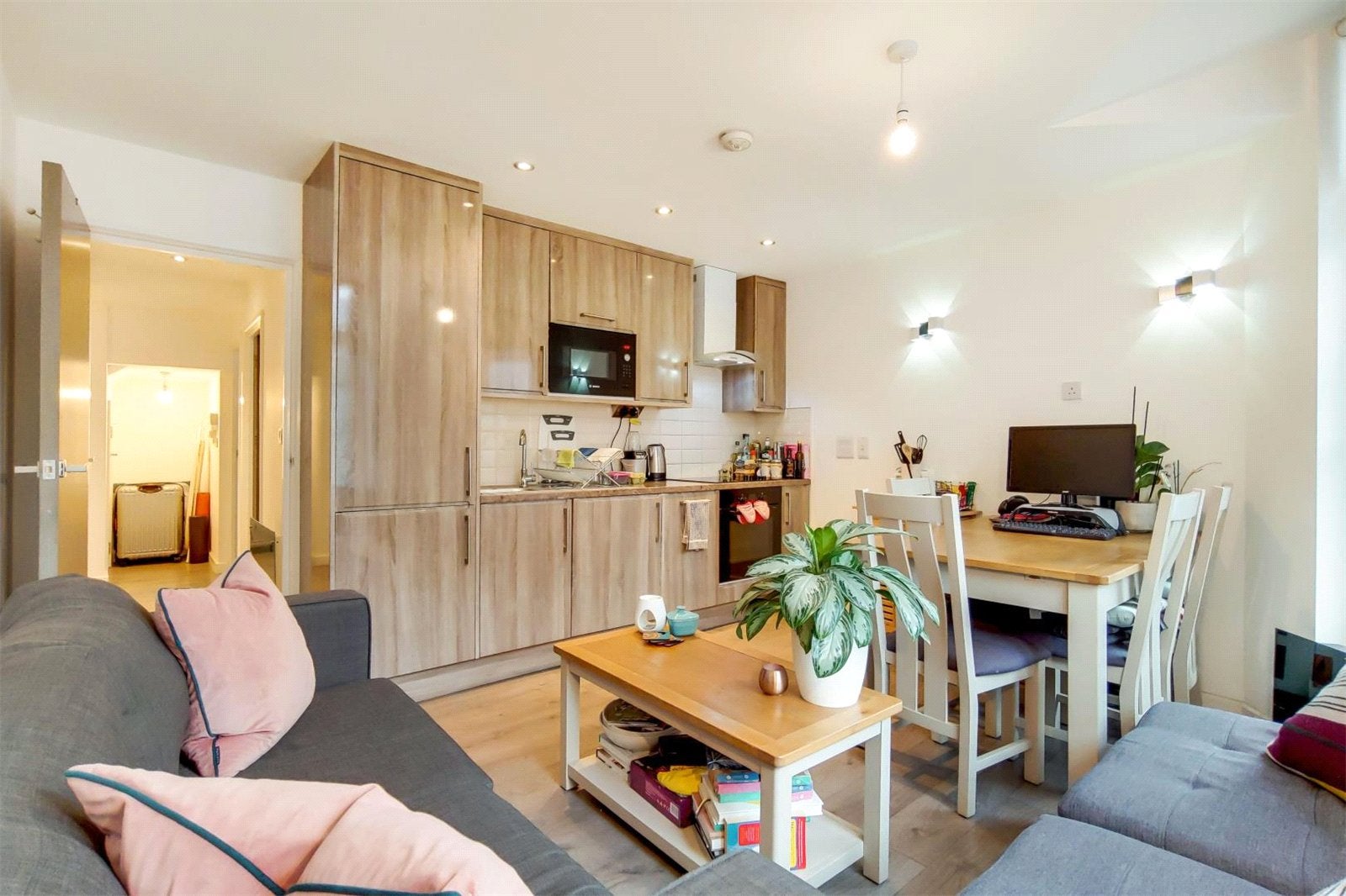Flat Putney High Street in Greater London