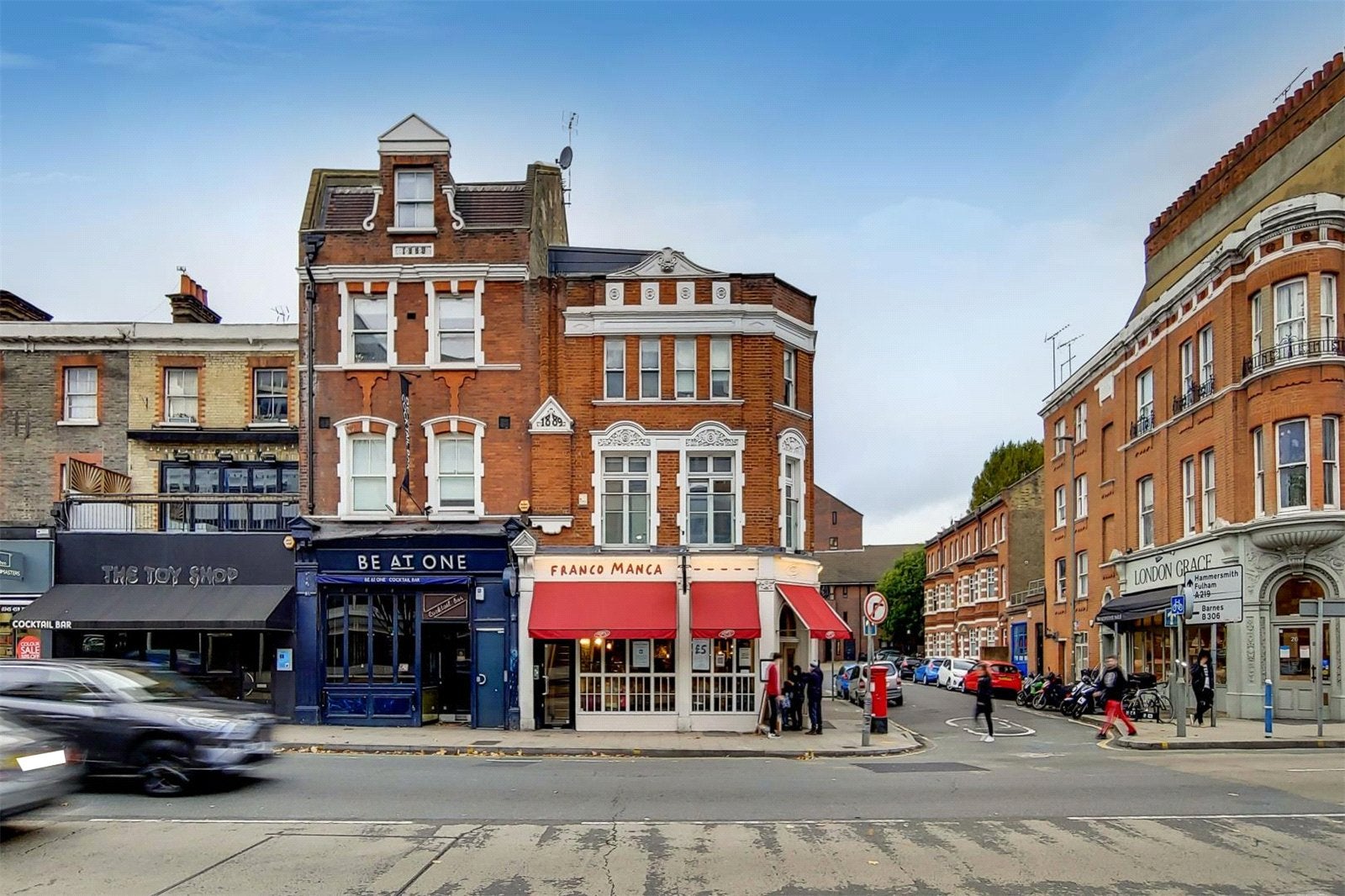 Flat Putney High Street in Greater London