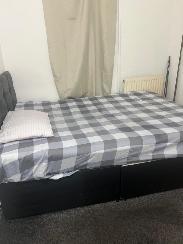 Room Reddish Lane in Manchester