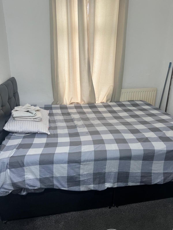 Room Reddish Lane in Manchester