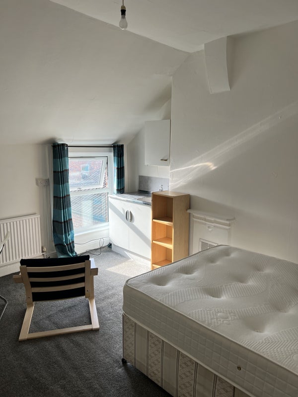 Room Goulden Road in Manchester
