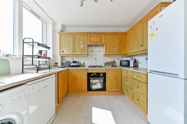 Flat Pemberton Road in Elmbridge