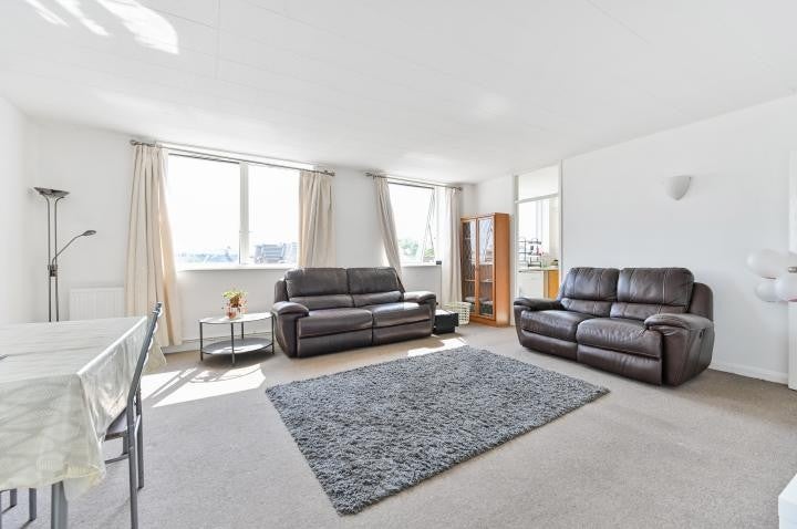 Flat Pemberton Road in Elmbridge