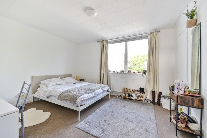Flat Pemberton Road in Elmbridge