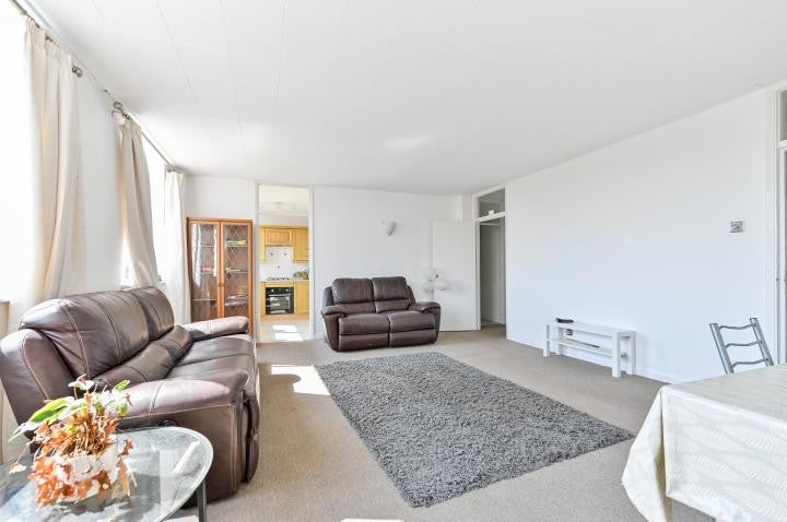 Flat Pemberton Road in Elmbridge