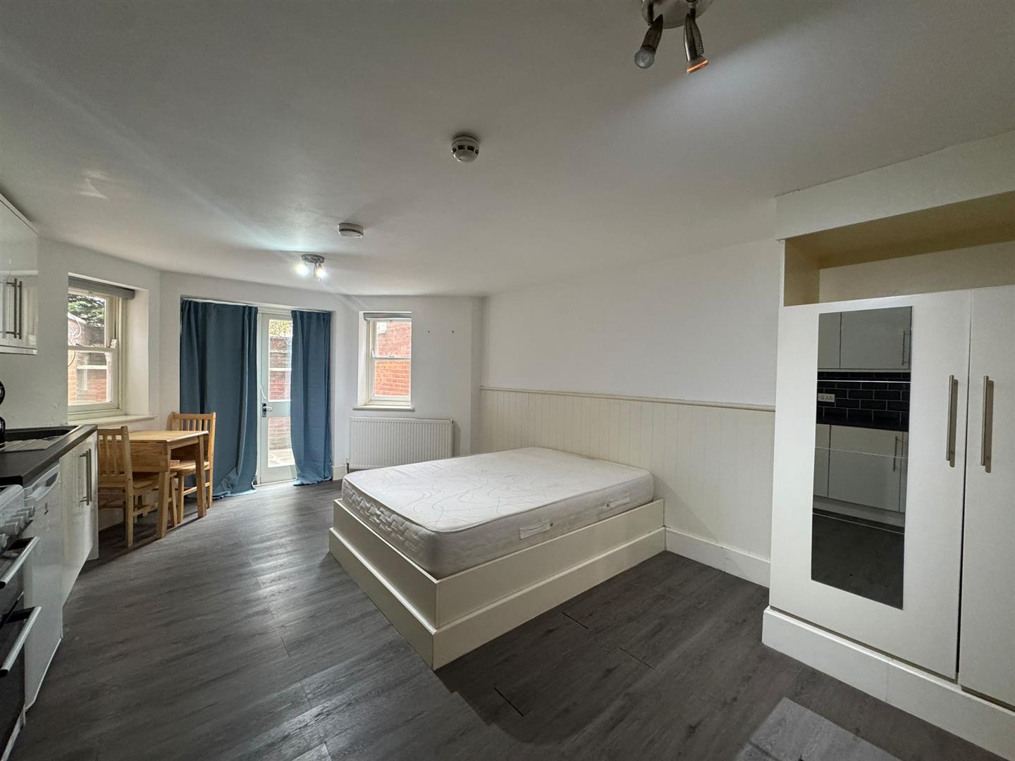 Flat Finchley Road in Greater London