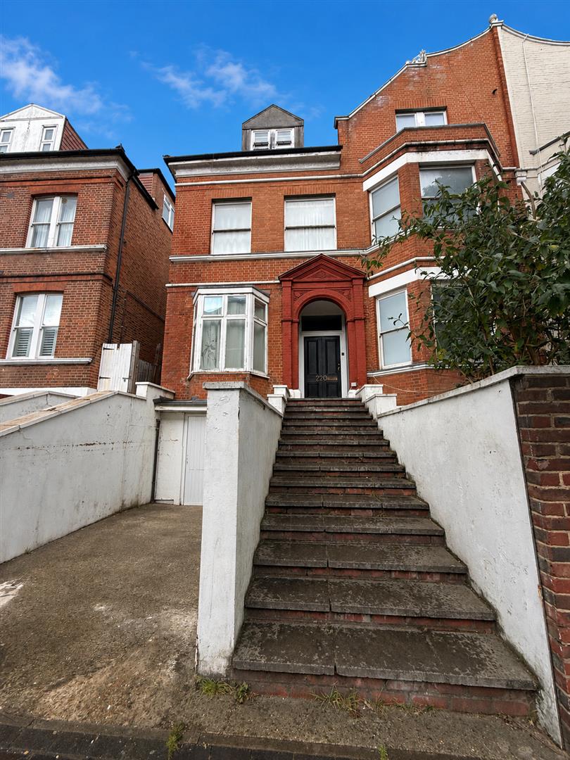 Flat Finchley Road in Greater London