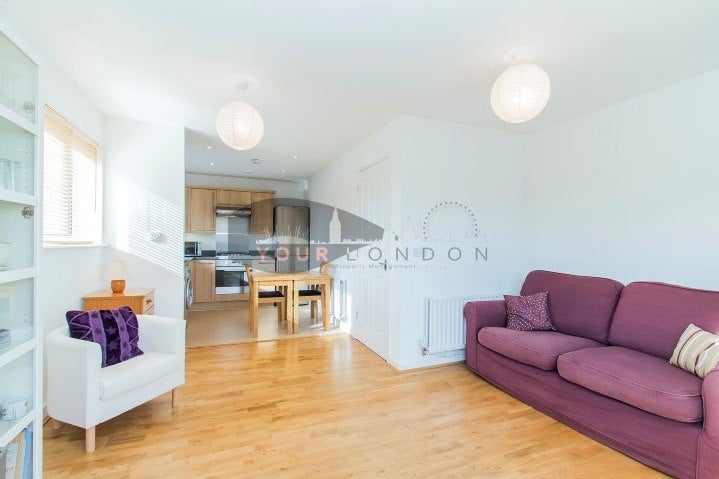 Flat Bramhope Lane in London