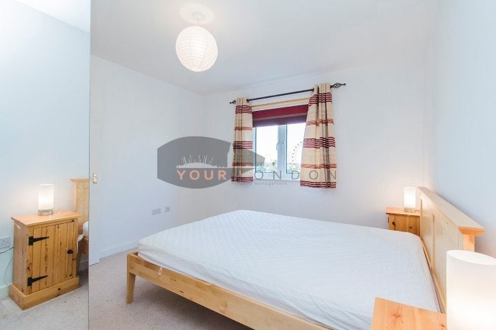 Flat Bramhope Lane in London