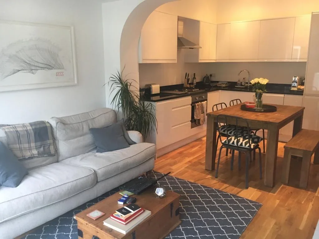 Flat Ferndale Road in Greater London