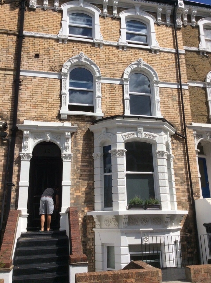 Flat Ferndale Road in Greater London