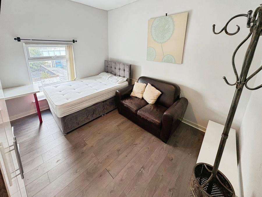 Room Dorset Road in Liverpool