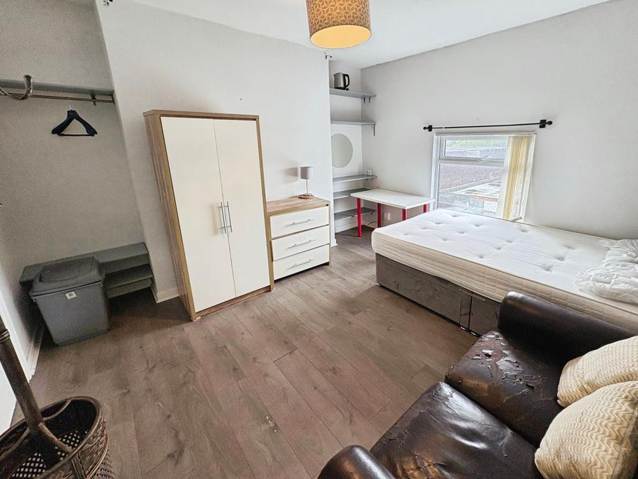 Room Dorset Road in Liverpool