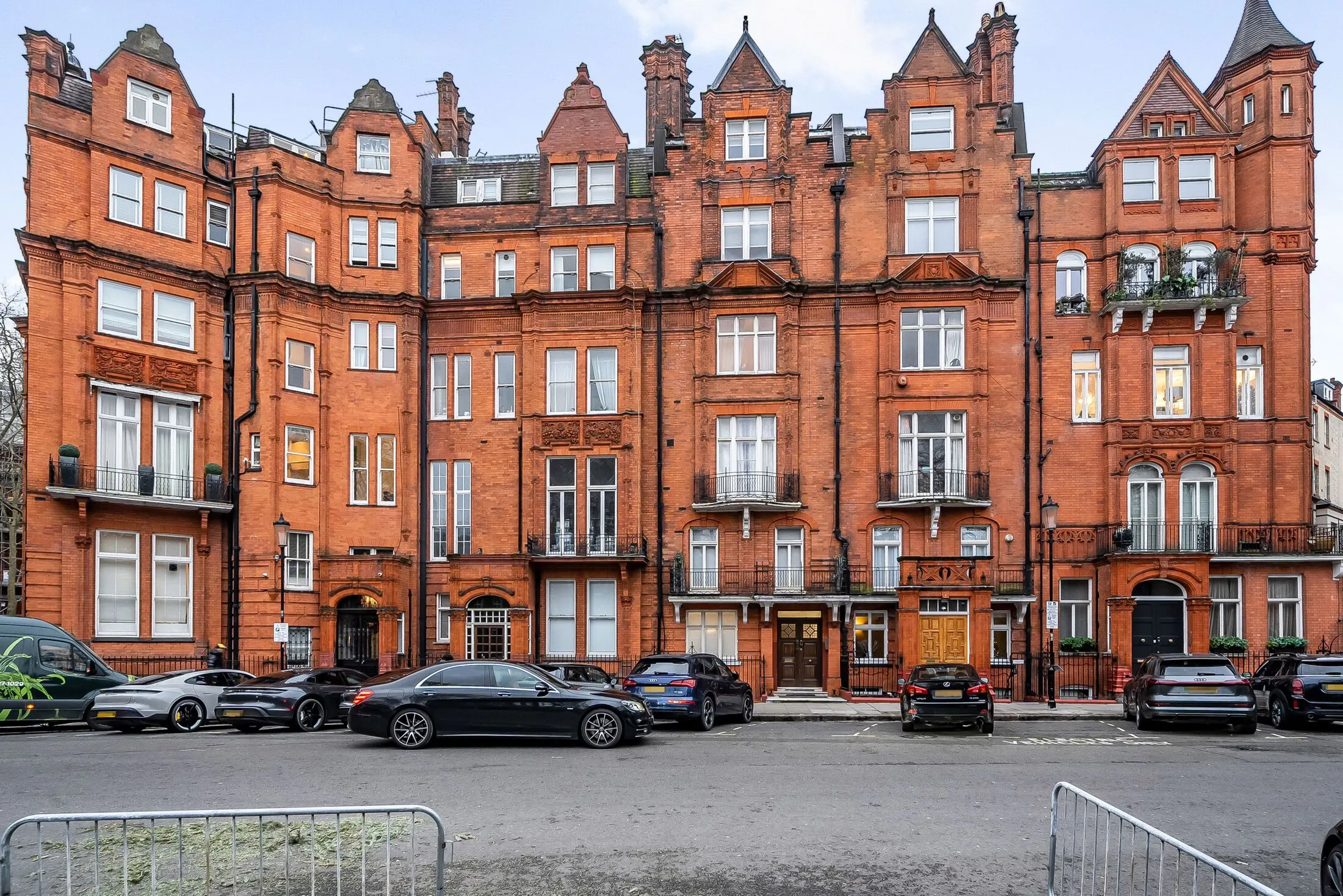 Flat Pont Street in Greater London