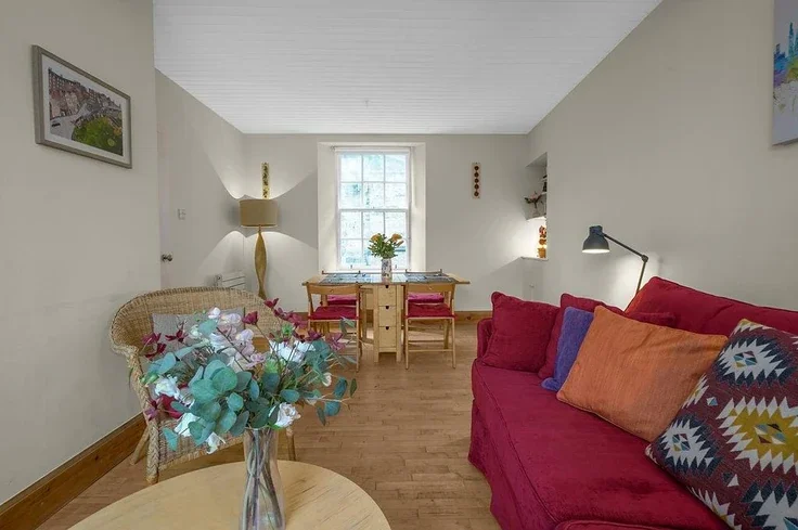 Flat Candlemaker Row in City of Edinburgh