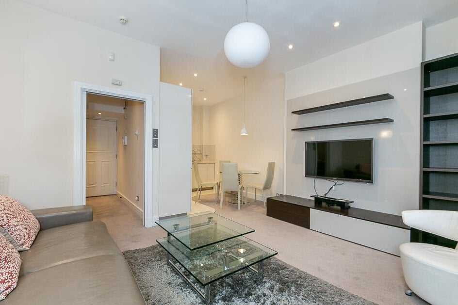 Flat Cheval Place in City of Westminster