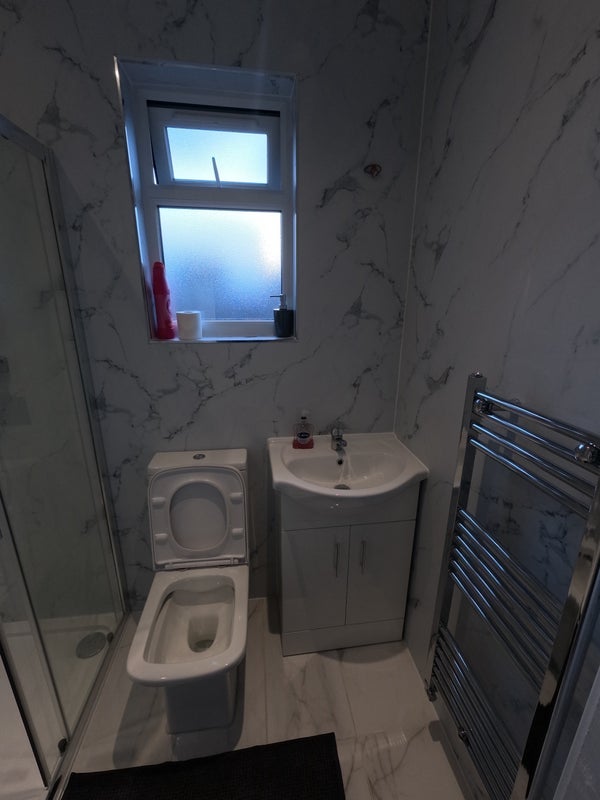 Room Lindley Road in Greater London