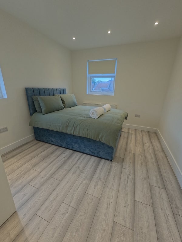 Room Lindley Road in Greater London