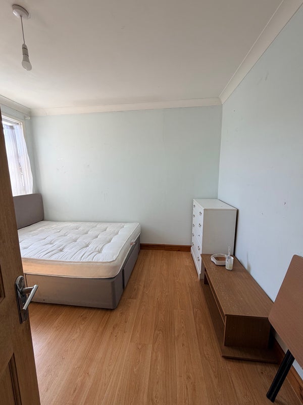 Room Hockley Avenue in Greater London