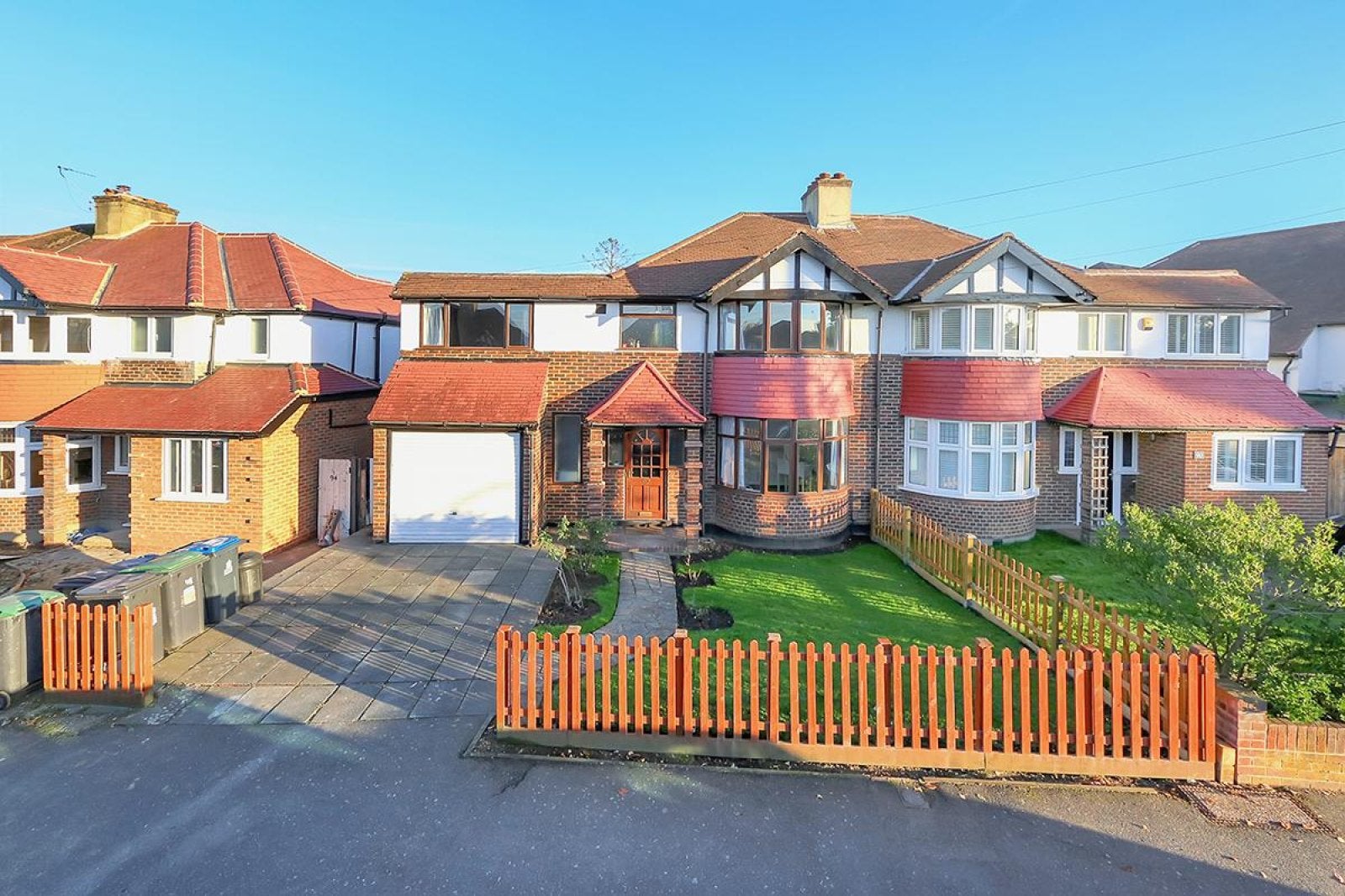 House Pembroke Avenue in Greater London