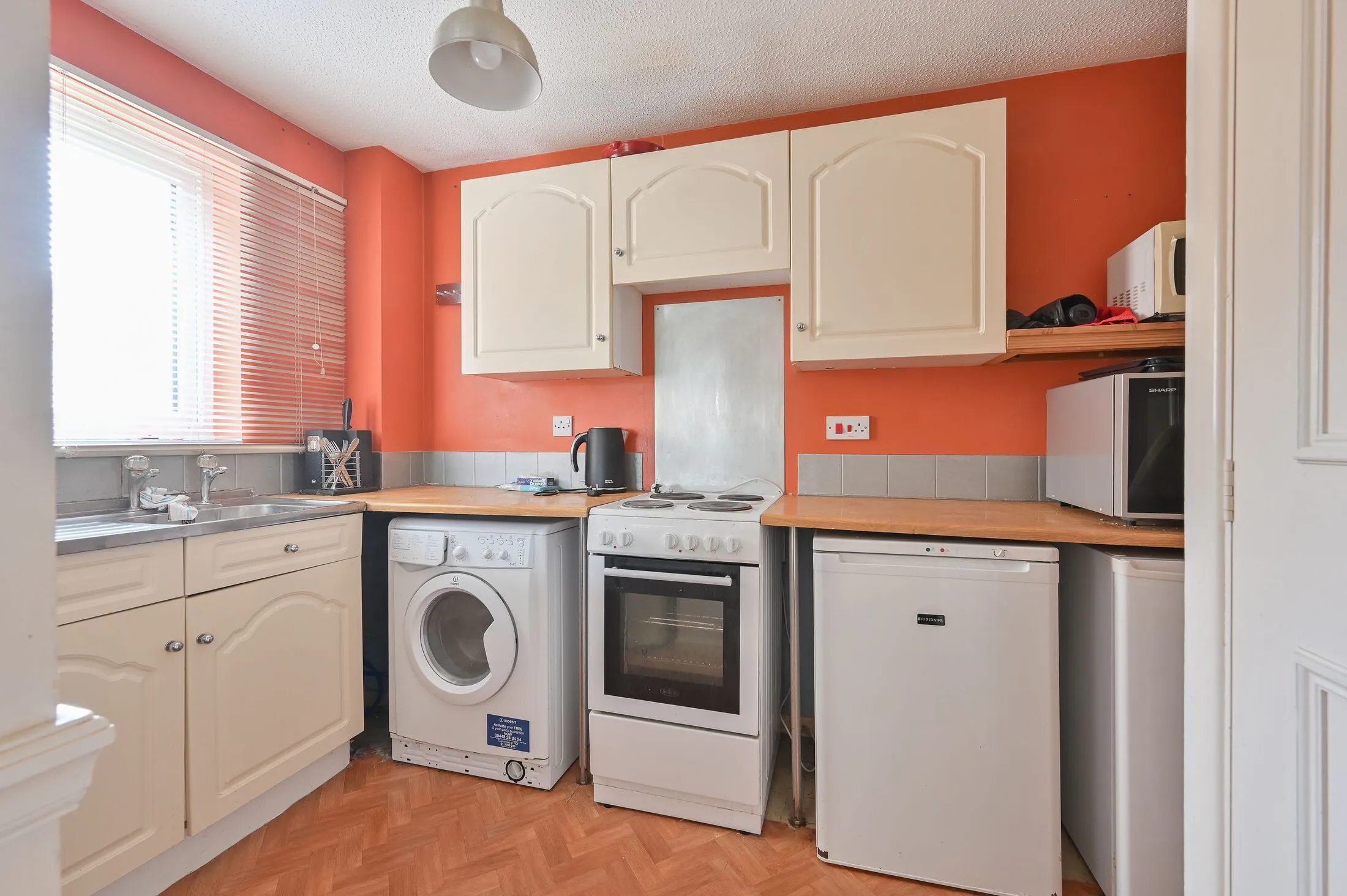 Flat Courtlands Close in Watford