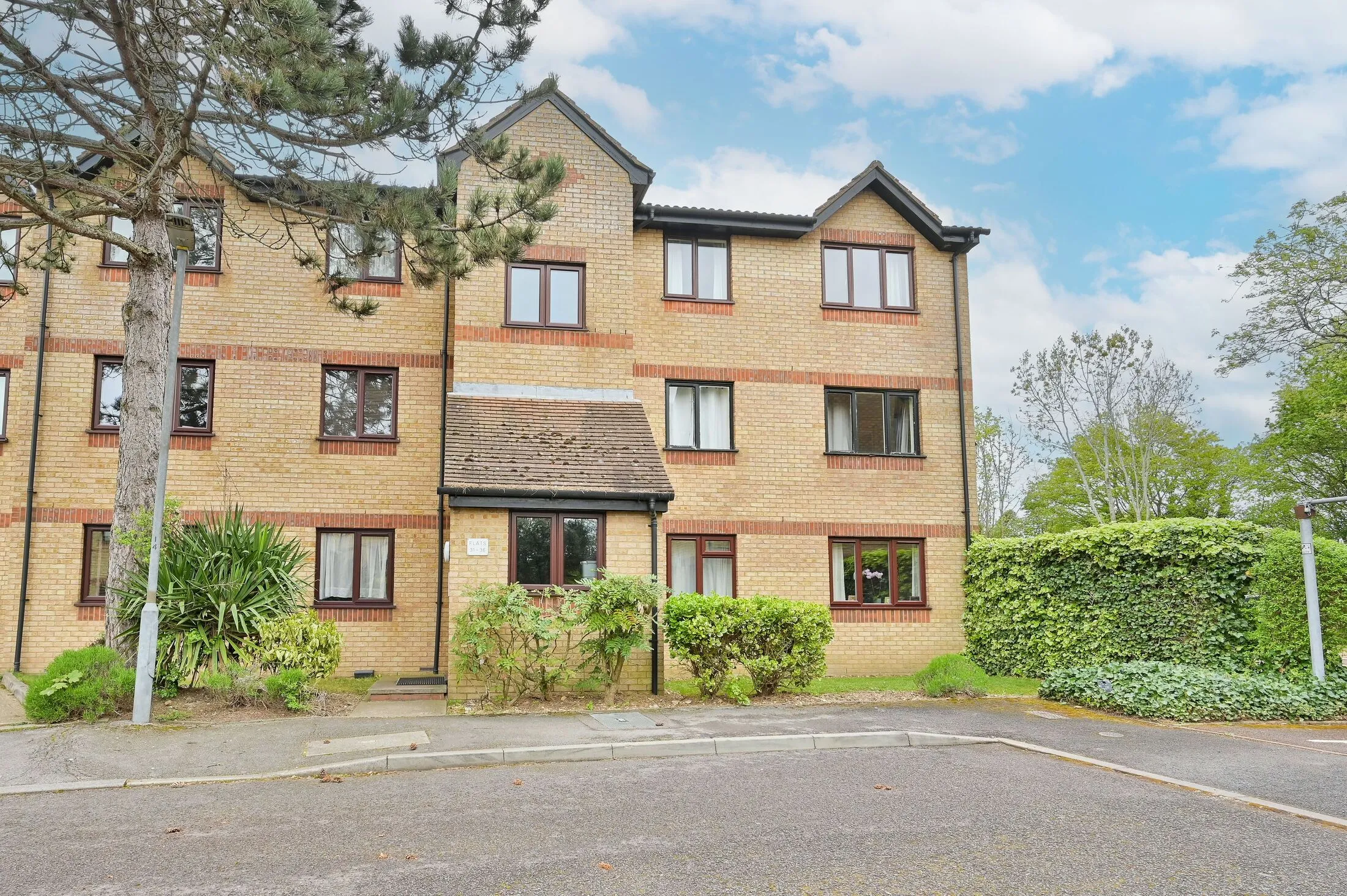 Flat Courtlands Close in Watford