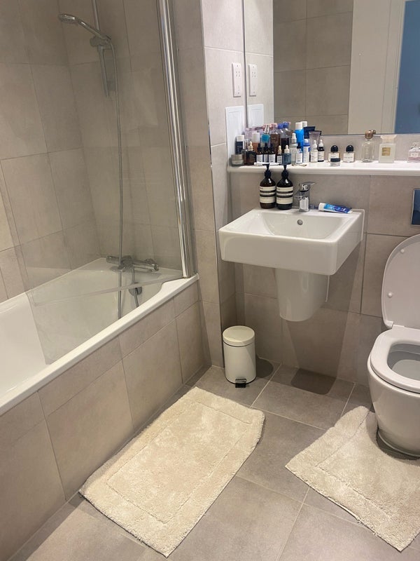 Room Worsopp Drive in Greater London