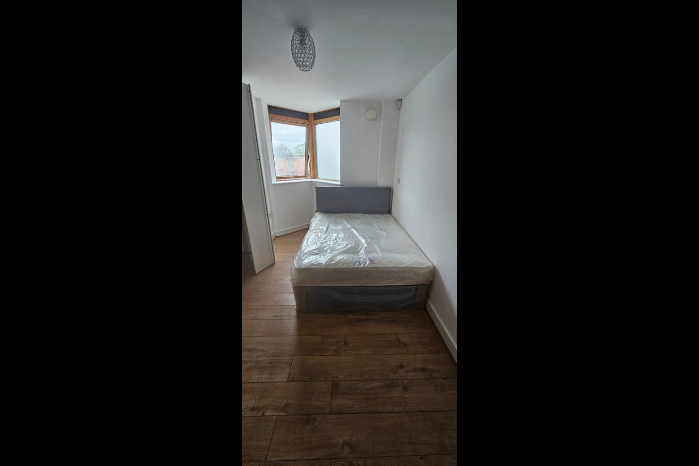 Flat Hainault Street in Greater London