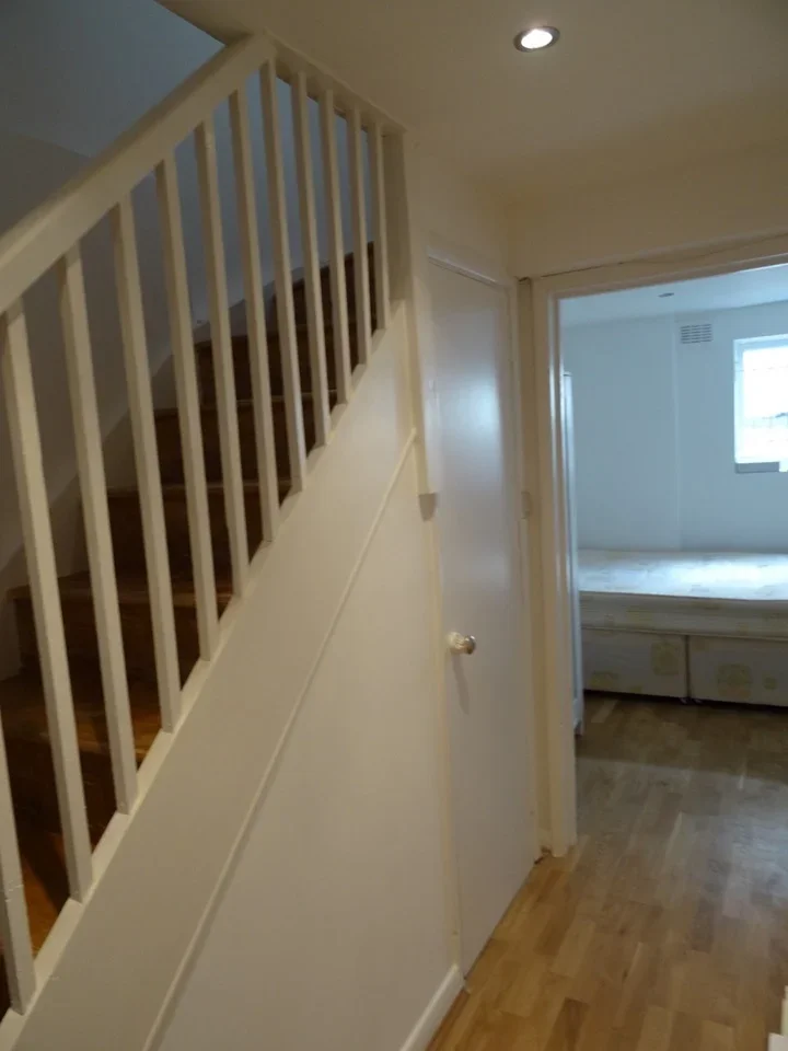 Flat Ferndale Road in Greater London