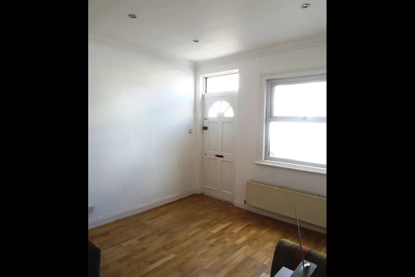 Flat Ferndale Road in Greater London