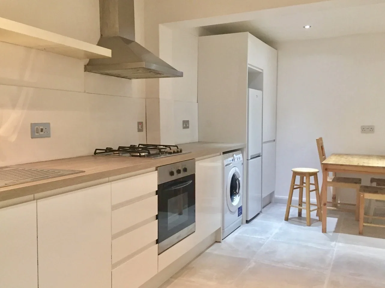 Flat Ferndale Road in Greater London