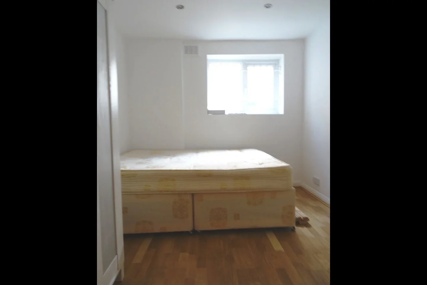 Flat Ferndale Road in Greater London