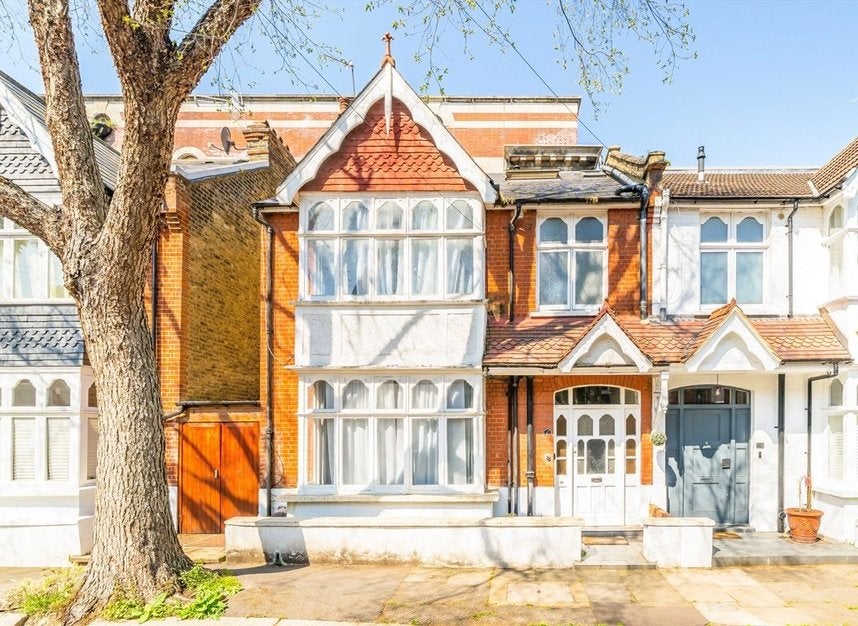 House Chiswick High Road in Greater London