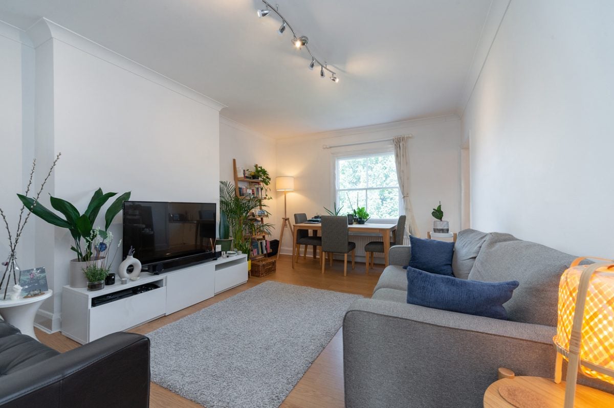 Flat Dennington Park Road in Greater London
