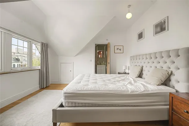 Flat Cranwich Road in Greater London