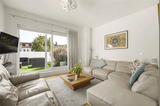 Flat Cranwich Road in Greater London